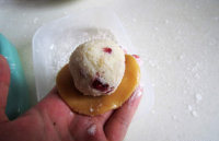 9、木糖醇山药&紫薯月饼,放上之前准备好的内陷球一个，快速又要均匀的将面皮包裹好内陷。沾面粉揉成椭圆状备用