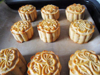 12、木糖醇山药&紫薯月饼,刷好鸡蛋液后，入烤箱中层，调整至180°继续烤制15分钟即可