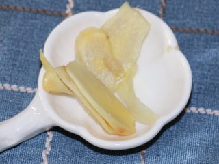 1、冬菇焖鸡,姜切片