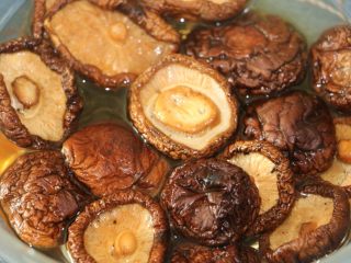 2、冬菇焖鸡,香菇用热水泡开