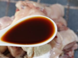 3、冬菇焖鸡,鸡肉洗干净，下淀粉酶酱油