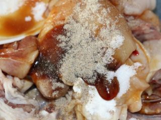 6、冬菇焖鸡,下胡椒粉