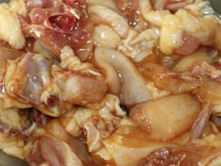 7、冬菇焖鸡,搅拌均匀，腌制1小时左右