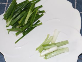 8、冬菇焖鸡,葱切开始分开葱白和葱绿
