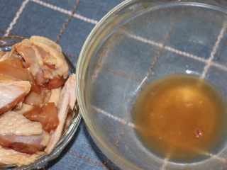 9、冬菇焖鸡,鸡肉腌制好后沥干酱料，酱料留着