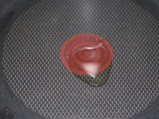 11、冬菇焖鸡,下点油进锅，开中小火