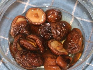 10、冬菇焖鸡,香菇取出，泡香菇的水也留着。