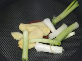 12、冬菇焖鸡,下姜片和葱白，爆一下