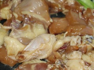 14、冬菇焖鸡,砂糖有点化的时候下鸡肉