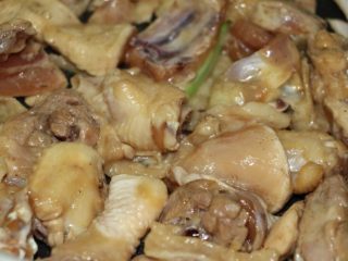 15、冬菇焖鸡,炒至变金黄