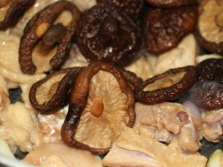 16、冬菇焖鸡,下香菇