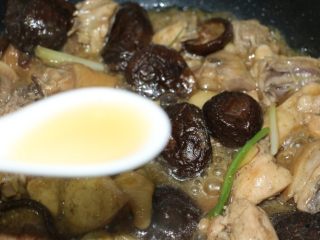 19、冬菇焖鸡,下料酒