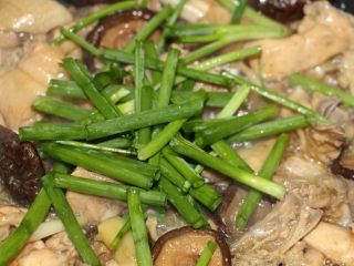 20、冬菇焖鸡,下葱绿，炒1分钟即可