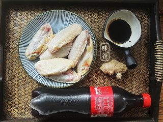 1、简单方便的电饭煲可乐鸡翅,准备好材料;