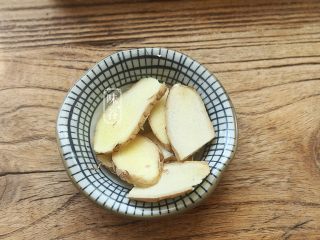 4、简单方便的电饭煲可乐鸡翅,生姜切片,起码要6片;