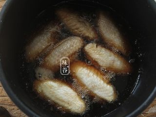 8、简单方便的电饭煲可乐鸡翅,确保可乐没过鸡翅(300ml左右);