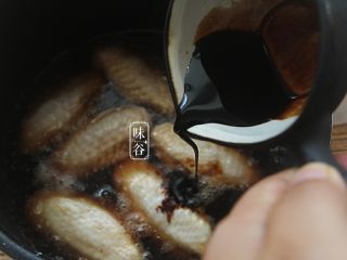 9、简单方便的电饭煲可乐鸡翅,倒入2汤匙酱油;