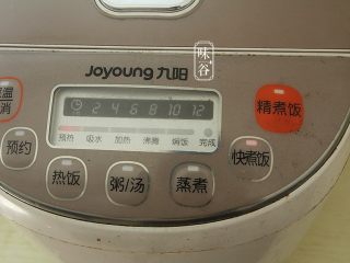 11、简单方便的电饭煲可乐鸡翅,按上煲盖,按下煮饭键。