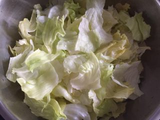 1、米皮春卷,西生菜撕碎备用