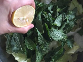 3、米皮春卷,挤上柠檬汁