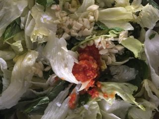 4、米皮春卷,撒橄榄油、蒜末和一点盐加上辣椒酱搅拌均匀即可