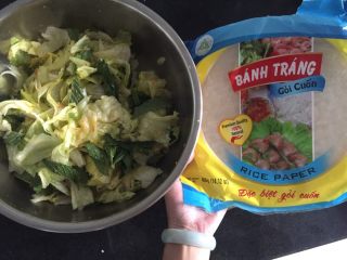 5、米皮春卷,米皮用温水泡软