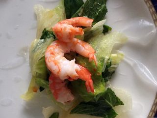 6、米皮春卷,米皮用温热水沾湿变软后平铺然后放上蔬菜加虾仁