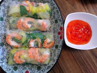 9、米皮春卷,配上酱料