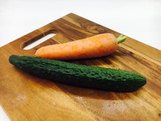 2、宫保鸡丁,配菜:黄瓜和胡萝卜