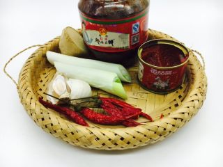 4、宫保鸡丁,调料:葱,姜,蒜,干辣椒,郫县豆瓣酱,番茄酱。