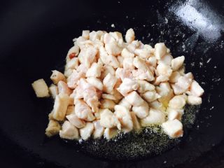 13、宫保鸡丁,定型后翻炒均匀