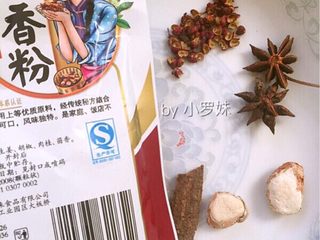 3、#食二星座#凉拌麻辣牛肉片,两个小时后，牛腱子肉从水中捞出来沥干水分，准备花椒数十粒，八角两个，山奈（沙姜）两块，桂皮一块，五香粉