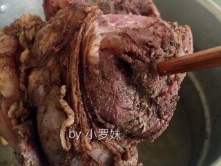 8、#食二星座#凉拌麻辣牛肉片,牛肉入锅改中火焖1个半小时，用筷子能插进牛肉即可关火，盖上锅盖，让牛肉继续侵泡在汤卤中直至自然冷却。卤制牛肉不宜时间过长，以能插入筷子为宜，过软会导致牛肉散烂切不成形。卤好的牛肉不急于捞出，一放面可以让牛肉进一步软化，另一方面可以让牛肉的水分得以充分的保留，不至于过分干硬。