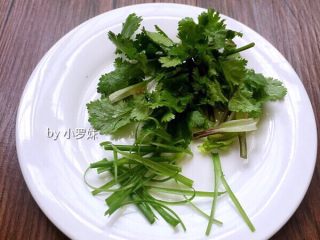 11、#食二星座#凉拌麻辣牛肉片,香菜，葱切段备用