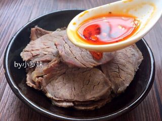 12、#食二星座#凉拌麻辣牛肉片,与牛肉片拌匀