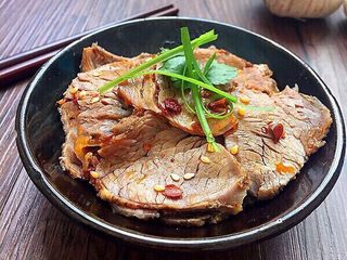 13、#食二星座#凉拌麻辣牛肉片,麻辣香咸的牛肉片做好，味道很正宗！