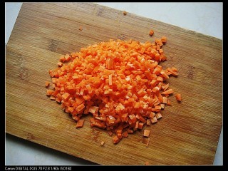 3、米饭蛋糕:剩食变身高颜值美食,胡萝卜切碎。