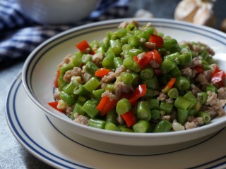 13、豆角炒肉末,盛盘即可。