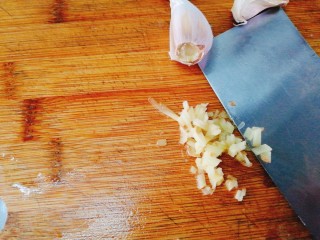 4、清明的应景佐酒小菜--香辣钉螺,准备葱姜蒜。