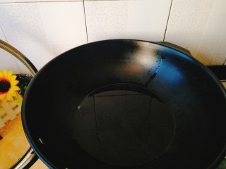 6、清明的应景佐酒小菜--香辣钉螺,锅中注入油，