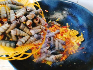 11、清明的应景佐酒小菜--香辣钉螺,倒入洗净的釘螺