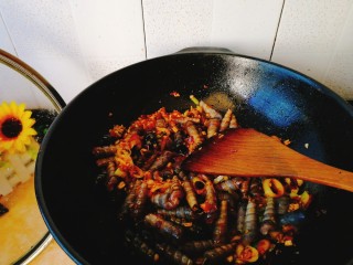 12、清明的应景佐酒小菜--香辣钉螺,煸炒均匀