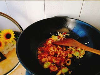 10、清明的应景佐酒小菜--香辣钉螺,下入葱姜蒜炒香。