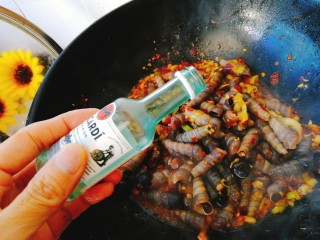 13、清明的应景佐酒小菜--香辣钉螺,烹入白酒。