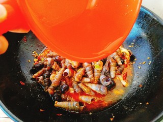 15、清明的应景佐酒小菜--香辣钉螺,适量的水。