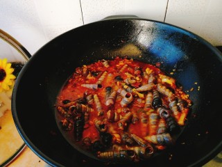 16、清明的应景佐酒小菜--香辣钉螺,没过釘螺即可