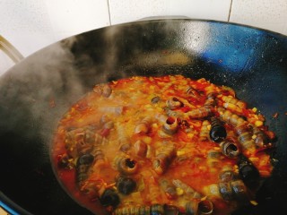 18、清明的应景佐酒小菜--香辣钉螺,烧至汤汁浓缩。