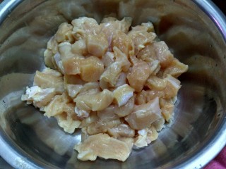 1、辣子鸡,鸡胸肉洗净切小块