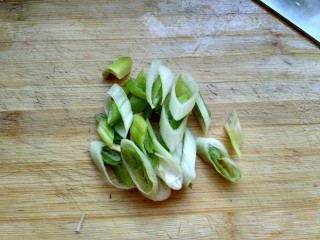 2、辣子鸡,葱切段