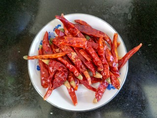 3、辣子鸡,干辣椒去蒂掰成小段，一定要掰开辣味才能出来